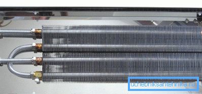 Golvkonvektor av koppar-aluminium.