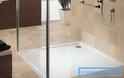 Små modell 120x120 i ett glasskåp.