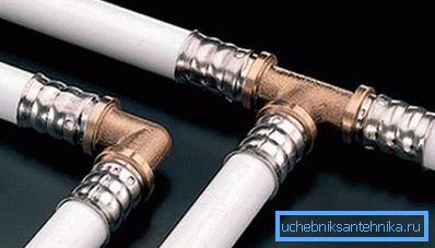 Metallrör för vattenförsörjning. Dockning genom fittings