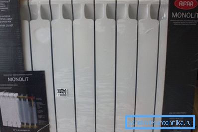 Monolitisk radiator i förpackningen Monolitisk radiator i förpackningen