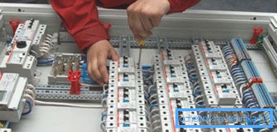 Installation av automatisk ventilation är bättre att överlåta experter.