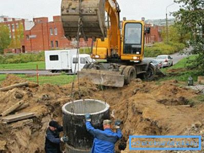 Montering av en betongbrunnskjorta. Montering av en betongbrunnskjorta.