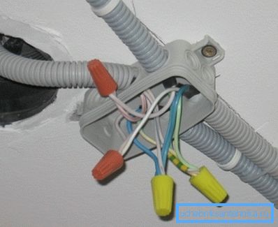 Installation av kabel i korrugerade rör. Installation av kabel i korrugerade rör.