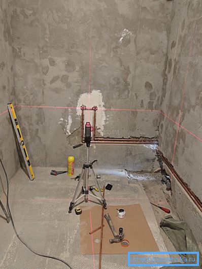 Installation av kopparvattenförsörjningsledningar i spåren.