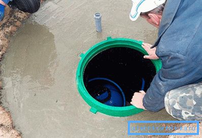 Installation av utrustning i en plastkälla för brunnar Installation av utrustning i en plastkälla för brunnar