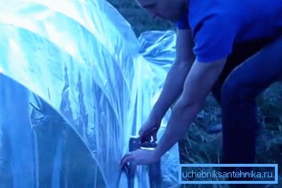 Installation av cellofanfilm på växthusskelettet