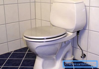 Montering av en toalettskål av ett system som är kompakt på ett golv från en keramikplatta.