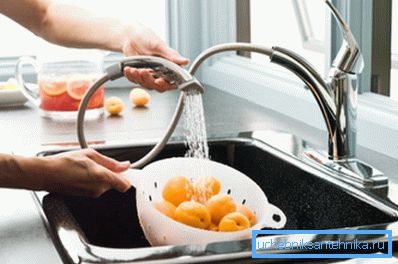 Tvätta frukt under en flexibel tut
