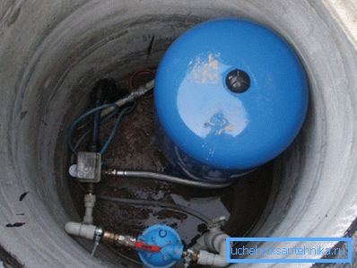 I foto - placeringen av utrustning för vattenförsörjning till huset från brunnen i källan.