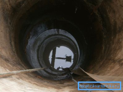 På fotovattenintaggruvan med en nedsänkt pump
