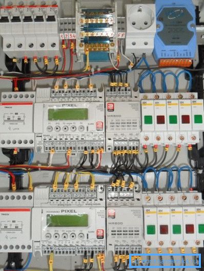 I bilden - automatisk ventilation för 4 installationer.
