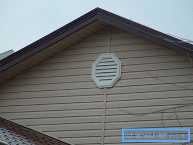 Bilden visar ett hus med gavelventilation. Bilden visar ett hus med gavelventilation.