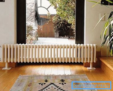 Bilden visar en radiator monterad på golvet.