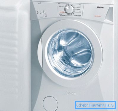 Bilden visar en tvättmaskin utan att ansluta till vattenförsörjningen. Bilden visar en tvättmaskin utan att ansluta till vattenförsörjningen.