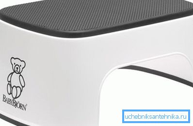 På bilden - en barnstol för en tvättställ