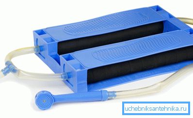 Bildet - Dusch toptun med en fotpump.
