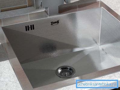 På bilden: Du kan installera sinken helt utan hjälp av specialister. På bilden: Du kan installera sinken helt utan hjälp av specialister.