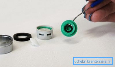 På bilden - är det att installera en ny ring för att ändra flödet