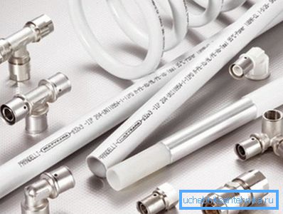 Bilden visar produkter gjorda av polypropen med fittings och kopplingar.