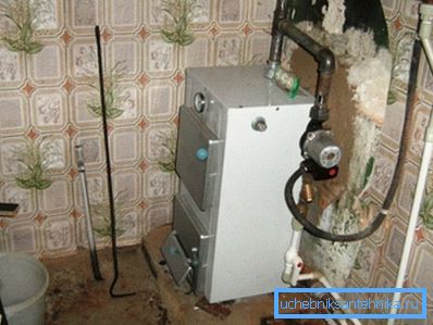 Bilden visar en panna och en expansionstank installerad i olika höjder för naturlig cirkulation.