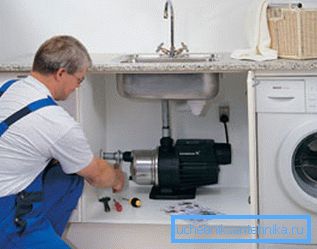 I fotoinstallationen på kökspumpen.