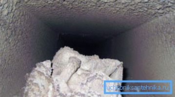 I foto - skräp och damm i ventilationen