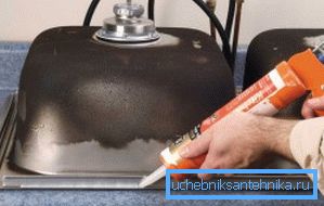 På bilden - applicerande tätningsmedel ombord på skålen
