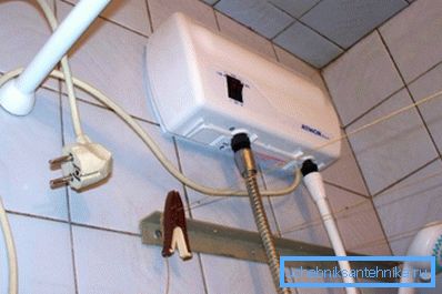 På bilden - anslut duschduschen. På bilden - anslut duschduschen.