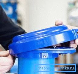 Bilden visar processen att kombinera kroppens nedre och övre delar.