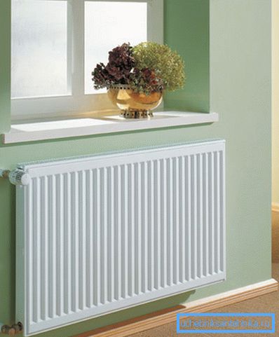 Bilden visar en snygg radiator under fönstret.
