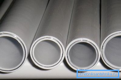 Bilden visar änddelen av ett metallplaströr.