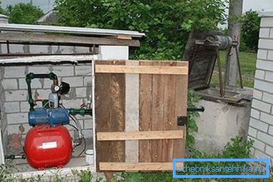 Bilden visar en variant av enhetens autonoma system för vattenförsörjning i landet från brunnen.