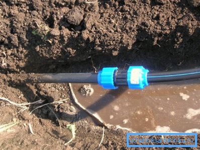 På bilden läggs vattenförsörjningssystemet av polyeten i våtmark. På bilden läggs vattenförsörjningssystemet av polyeten i våtmark.