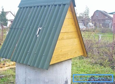 Bilden visar en brunn med en baldakin i färdig form.