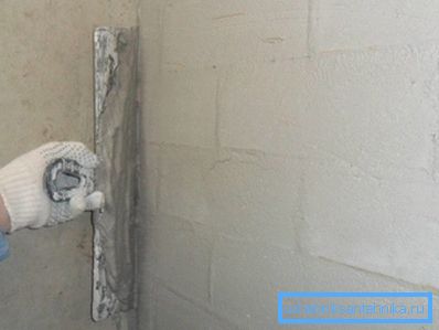 På bilden - användningen av en bred spatel istället för en stor regel