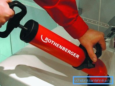 På bilden - vi använder en manuell hydraulisk pump