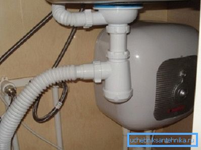 På bilden är ett exempel på installation av en kompakt vattenvärmare.