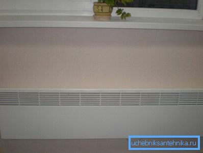 På bilden - ett exempel på installation av en väggkonvektor