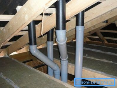 På bilden - ett exempel på en lyckad placering av ventilationen, passerar rören mellan battarna och vilar inte mot spjällen. På bilden - ett exempel på en lyckad placering av ventilationen, passerar rören mellan battarna och vilar inte mot spjällen.