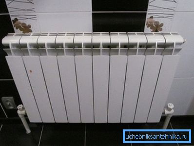 På bilden: en radiator för 10 sektioner är ett mycket vanligt alternativ för medelstora rum med normal isolering.