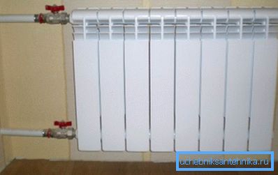 På bilden - en radiator med sidokopplingar.