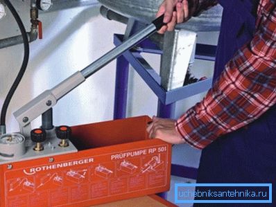 På bilden: Med en handpump kan du fylla systemet snabbt och effektivt.