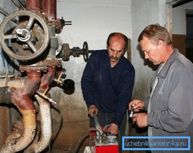 På bilden utför arbetstagaren av teknisk tillsyn testarbete.
