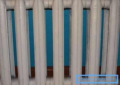 På bilden - en standard gjutjärn radiator