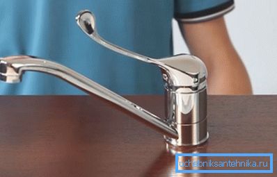 På bilden - standard mixer armbågstyp På bilden - standard mixer armbågstyp