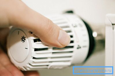 På bilden är termostaten på radiatorn för att styra temperaturindikatorer