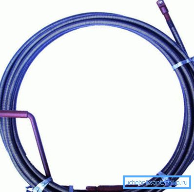 På bilden - en kabel för rengöring av avloppsrör På bilden - en kabel för rengöring av avloppsrör