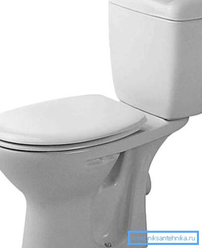På bilden - en toalett med en cistern på hyllan