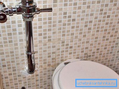 På foto - toalett med system drukshpyuler