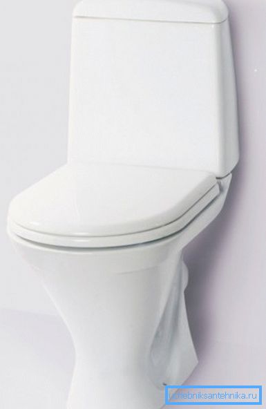 På bilden - en toalett med en spolcistern monterad på skålen.